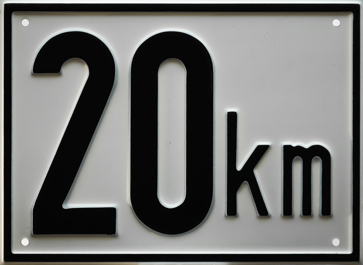 Alutafel zur Kennzeichnung der maximal zulässigen Geschwindigkeit des Gefährts.