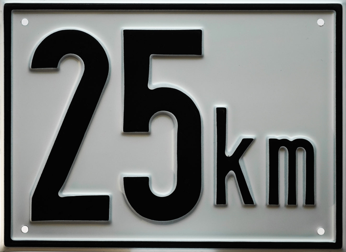 Alutafel zur Kennzeichnung der maximal zulässigen Geschwindigkeit des Gefährts.