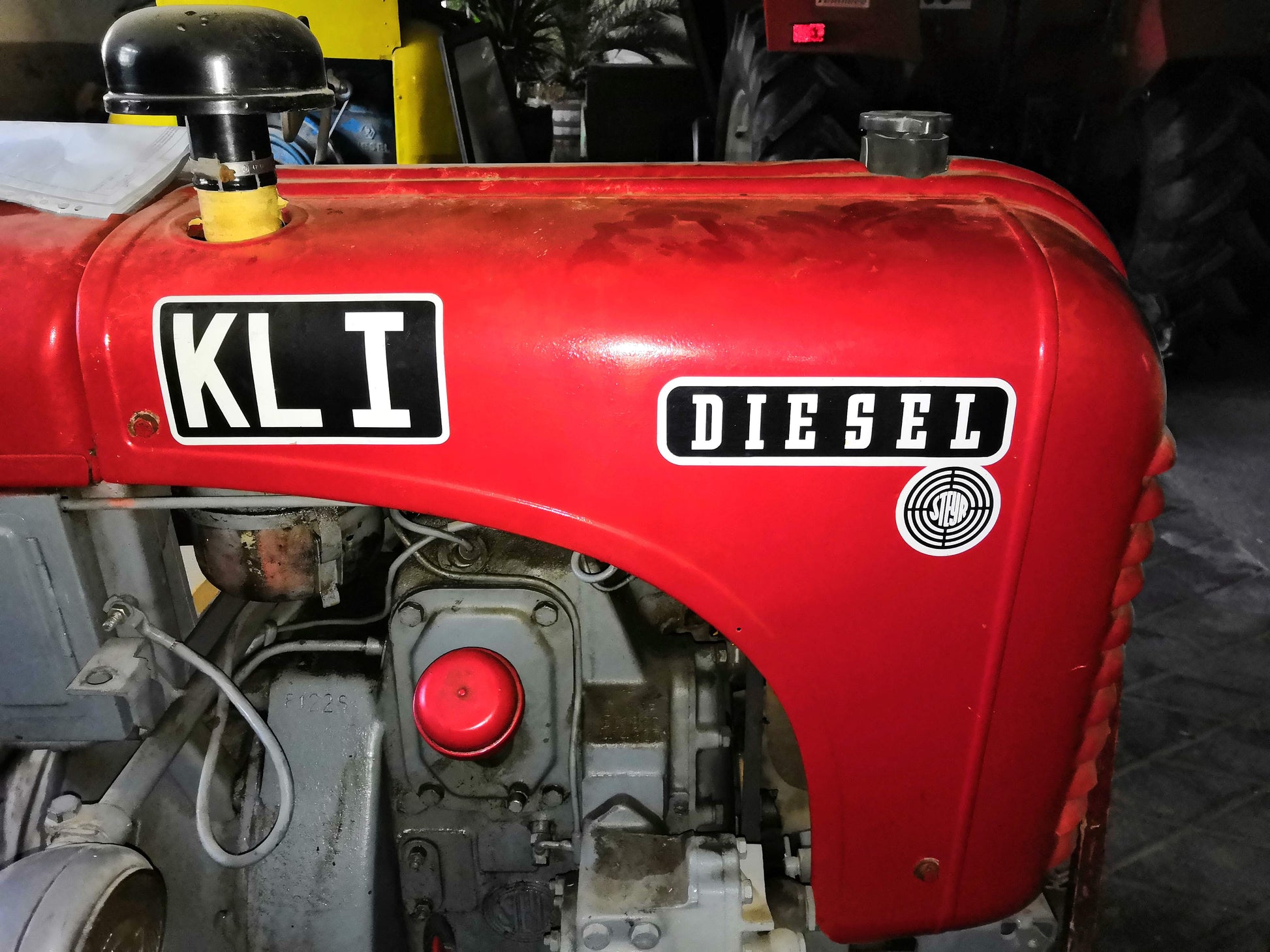 Der Aufkleber KL1 Steyr Traktor in einer Lifestylanwendung.