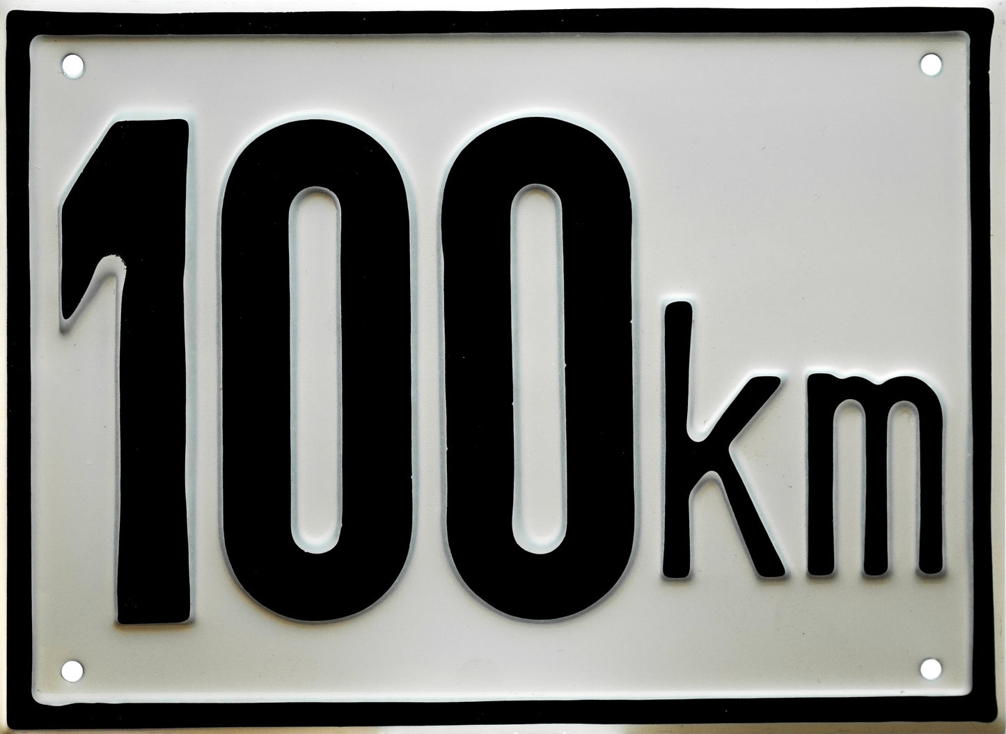 Alutafel zur Kennzeichnung der maximal zulässigen Geschwindigkeit des Gefährts.