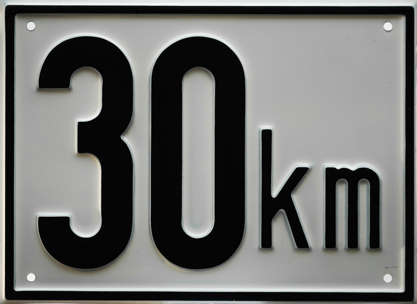 Alutafel zur Kennzeichnung der maximal zulässigen Geschwindigkeit des Gefährts.