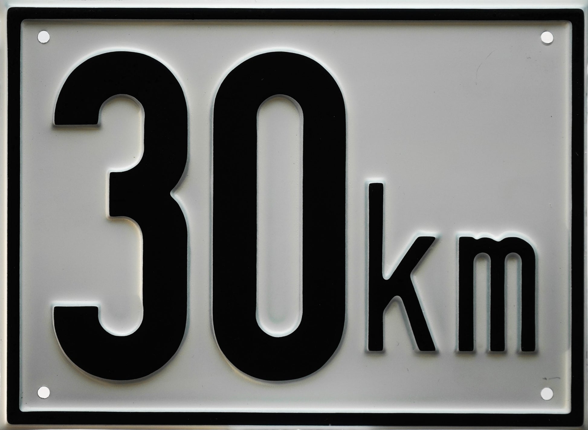 Alutafel zur Kennzeichnung der maximal zulässigen Geschwindigkeit des Gefährts.