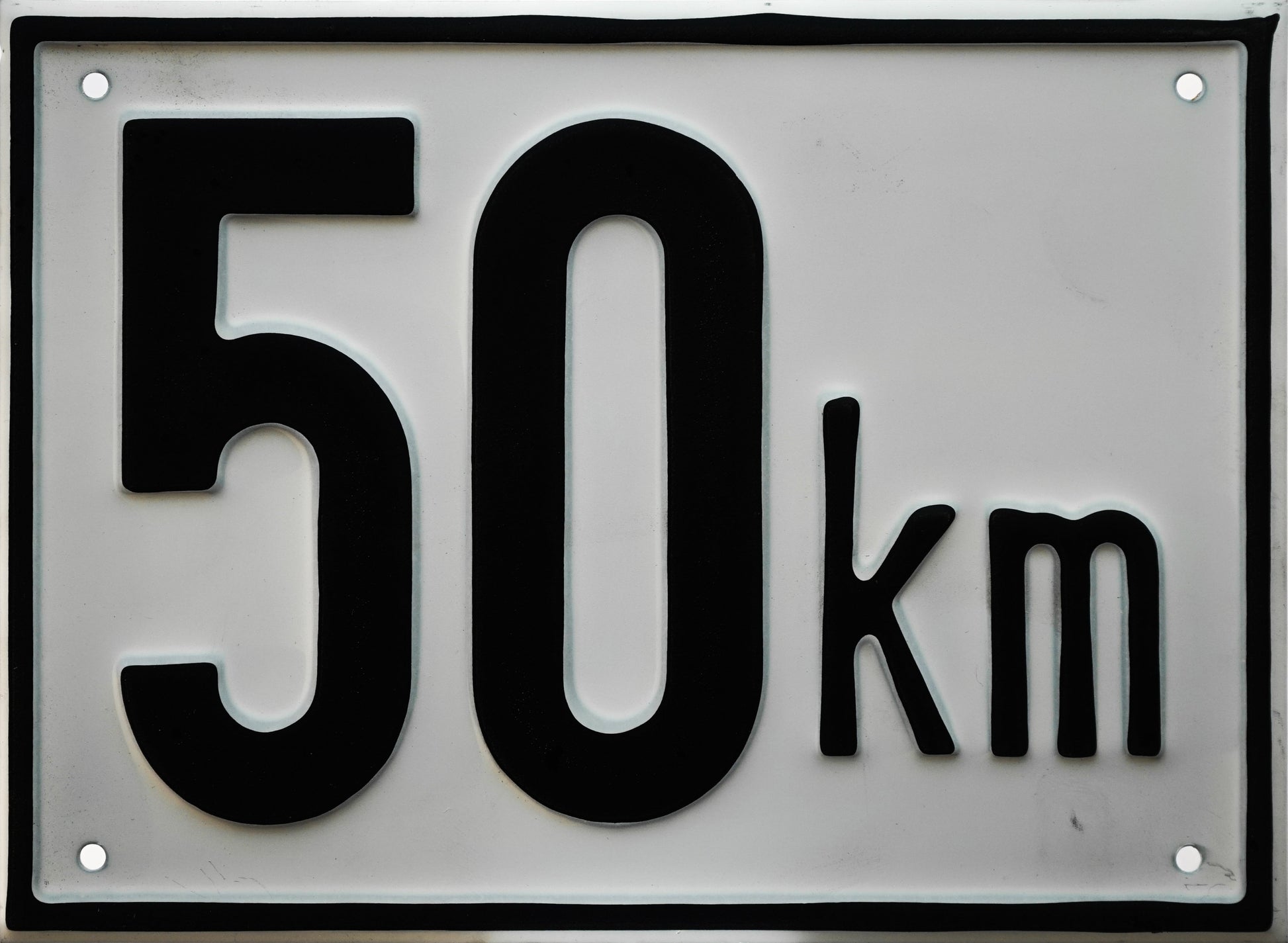 Alutafel zur Kennzeichnung der maximal zulässigen Geschwindigkeit des Gefährts.