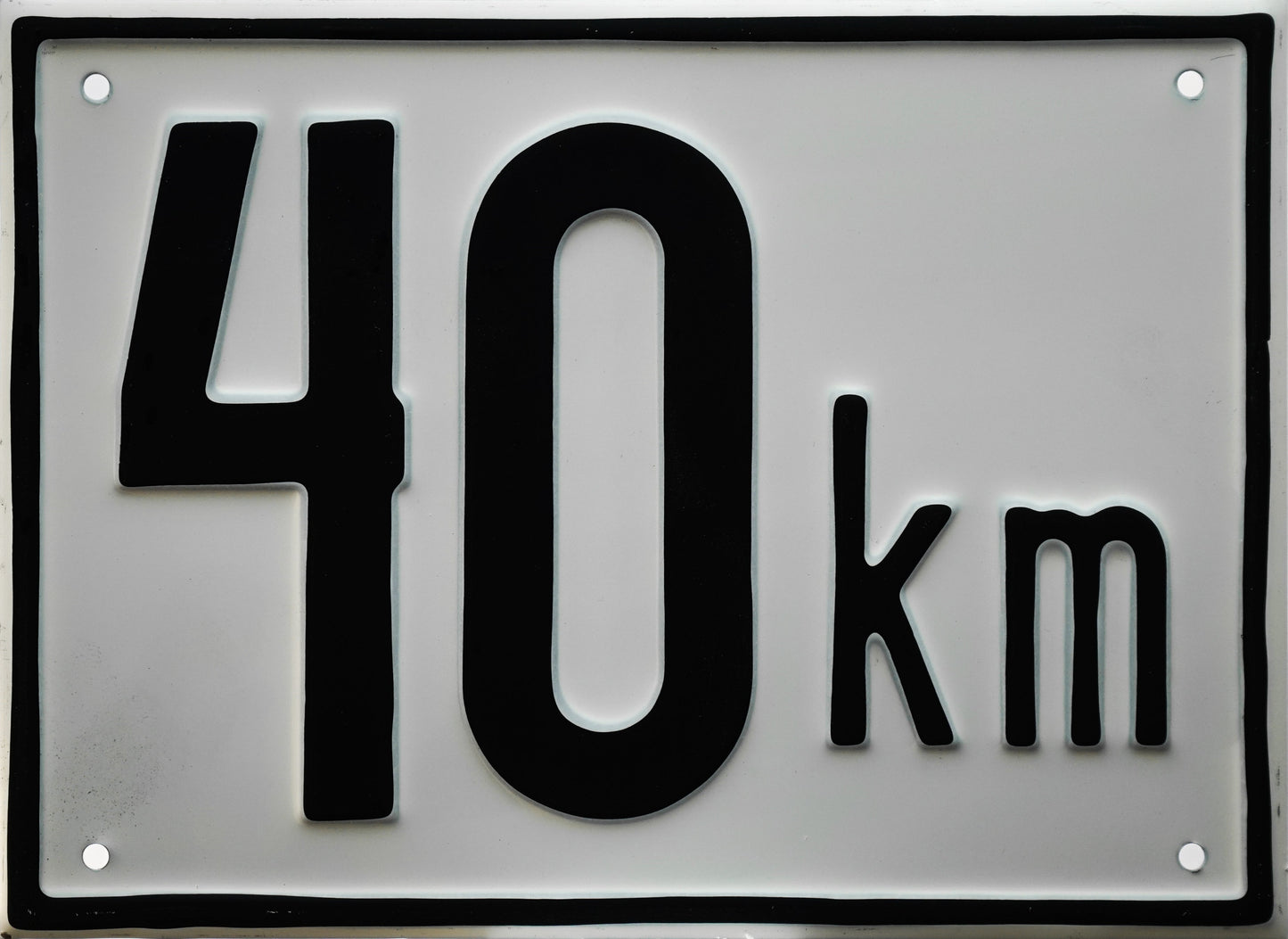 Alutafel zur Kennzeichnung der maximal zulässigen Geschwindigkeit des Gefährts.