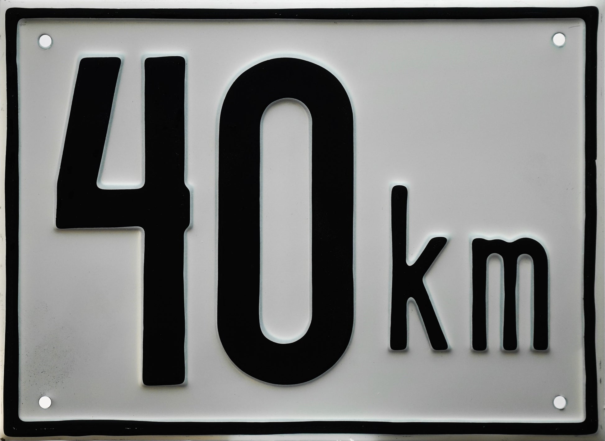 Alutafel zur Kennzeichnung der maximal zulässigen Geschwindigkeit des Gefährts.