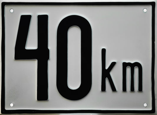 Alutafel zur Kennzeichnung der maximal zulässigen Geschwindigkeit des Gefährts.